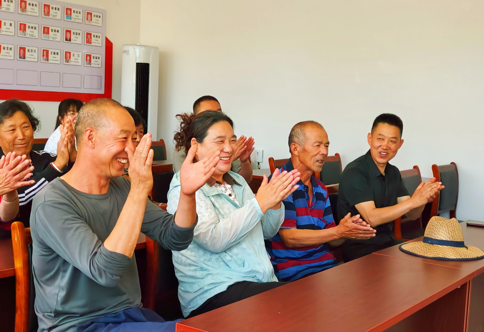 3圖為村民對志愿者們的到來表示熱烈歡迎