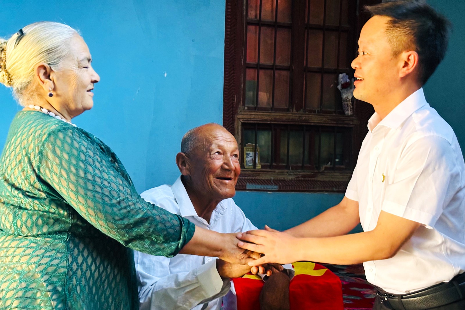 工作隊員慰問行動不便的老黨員